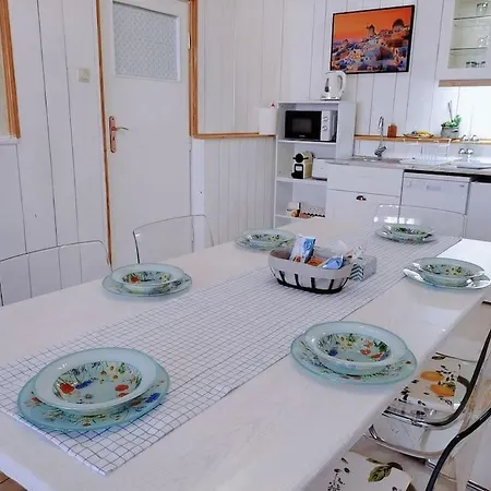 Deak Ferenc Ter Apartment *